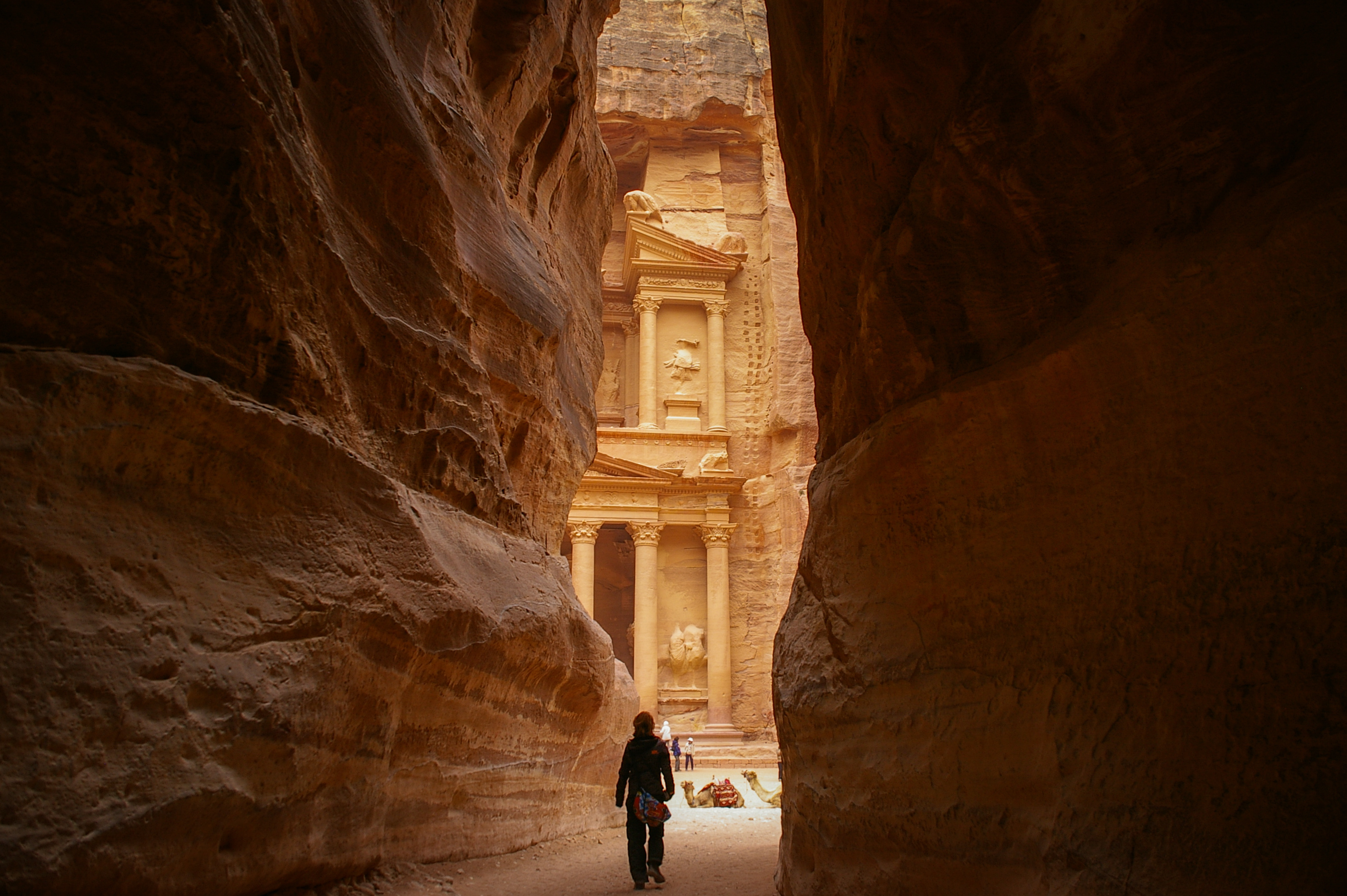 Tours of Al-Khazneh in Petra with Daniel Rona by Israel Revealed, in the ancient city of Petra in Jordan.
