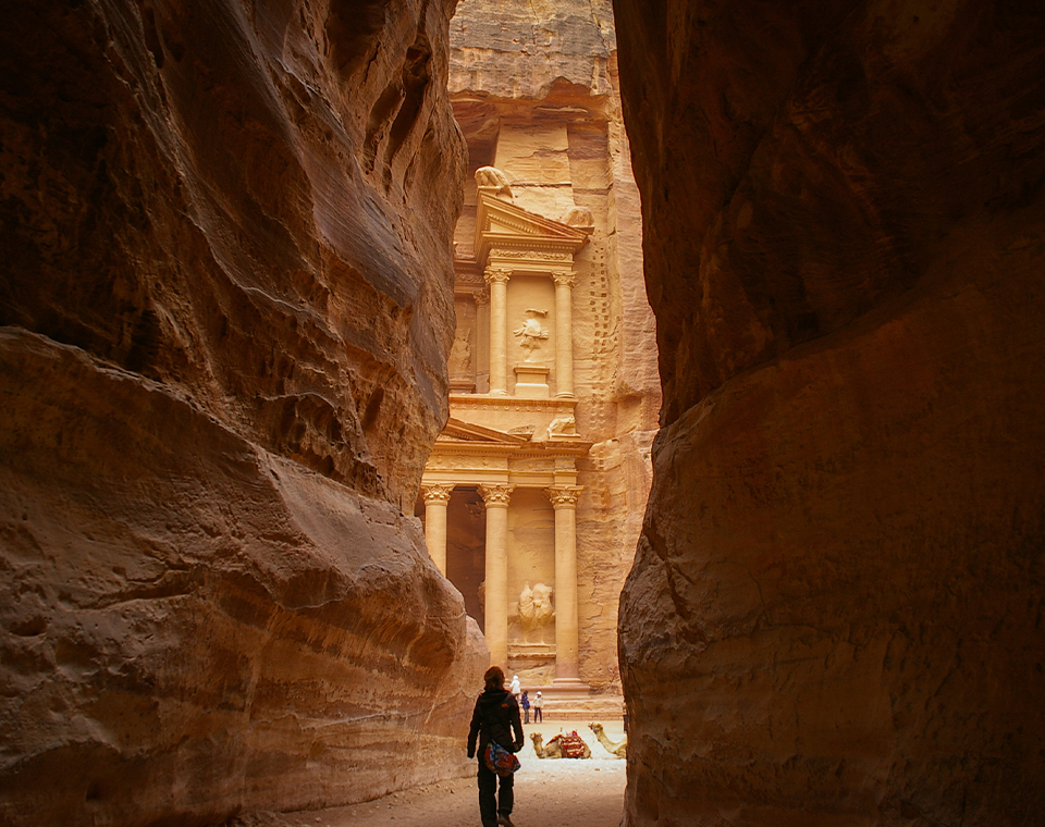 Tours of Al-Khazneh in Petra with Daniel Rona by Israel Revealed, in the ancient city of Petra in Jordan.